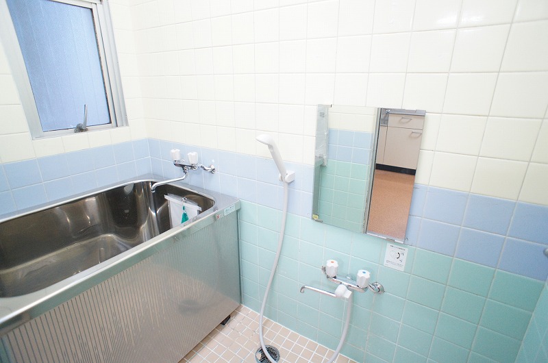 Bath. The bathrooms are of pastel color tile ☆