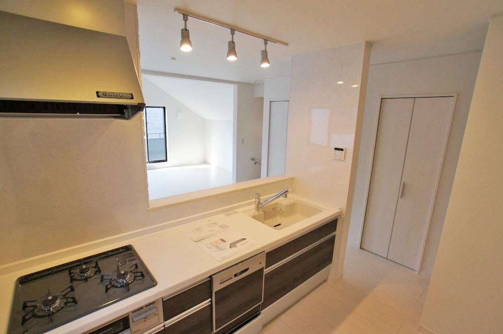 Kitchen. Wife to happy dishwasher ・ Faucet integrated washing machine. Is a breeze every day.