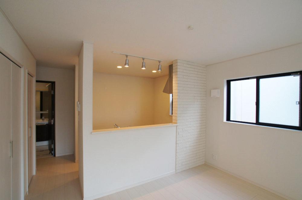 Kitchen. This face-to-face kitchen that you can cherish family and petting.