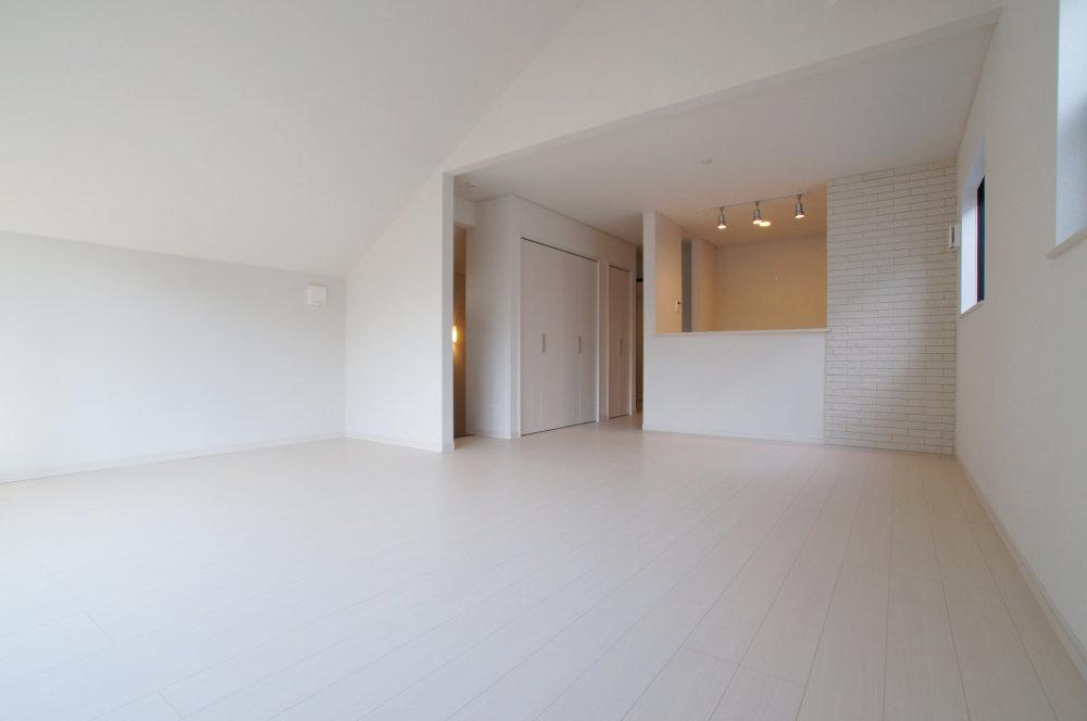 Living. Open living gave birth a nice smile, Brightly, pleasant, And produce a healing space.