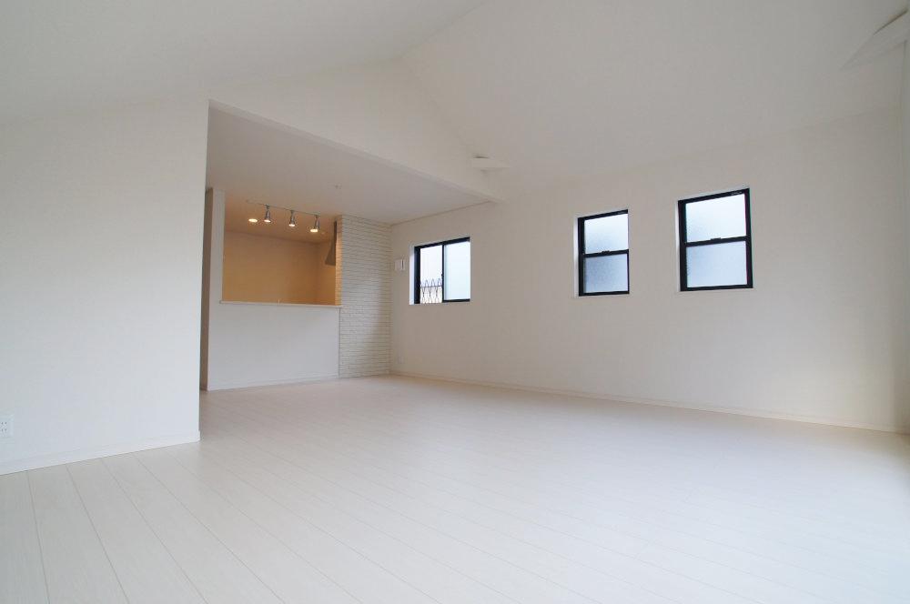 Living. Spacious living room of easy-to-use form. Casually it is a small window that nifty point.