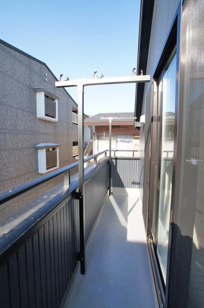 Balcony. Glad spacious balcony to wife. I will a lot of laundry Jose.