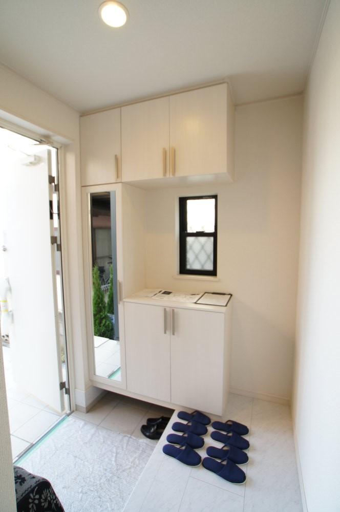 Entrance. And spacious foyer is open, Substantial storage capacity is us with clean production around the entrance.