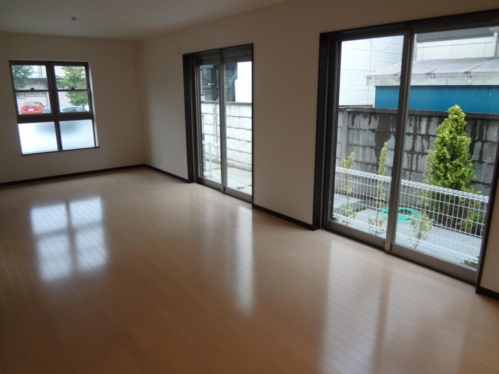 Same specifications photos (living). Seller construction cases _ living