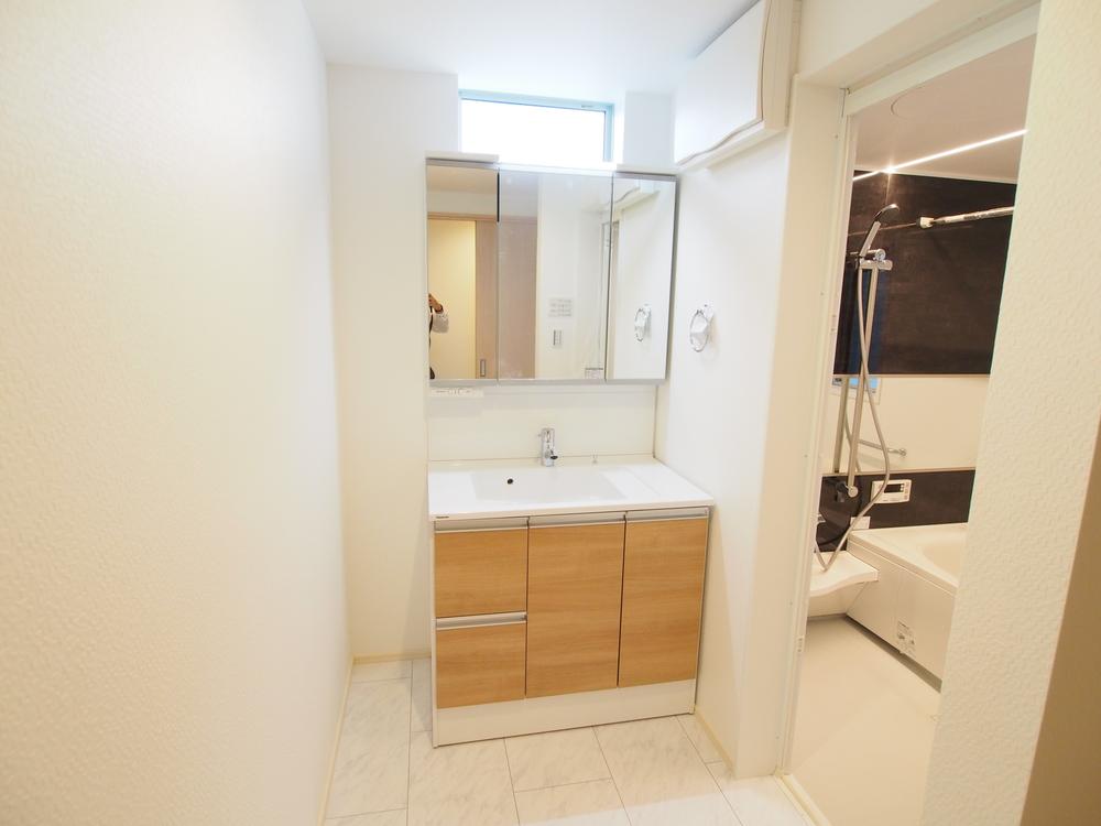 Wash basin, toilet. Indoor (10 May 2013) Shooting