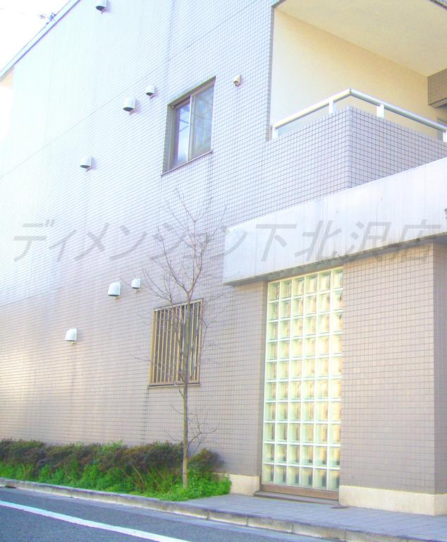 Entrance. Tiled appearance! !