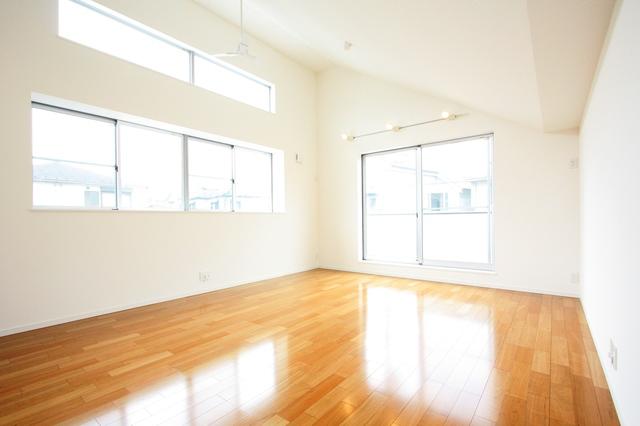 Living. Living-dining with a sense of relief that uses a gradient ceiling.