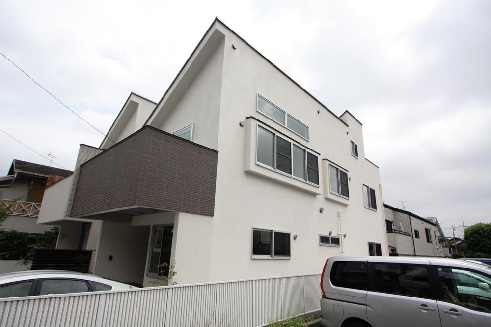 Local appearance photo. Building appearance as seen from the west side.