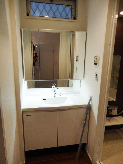 Wash basin, toilet. Example of construction