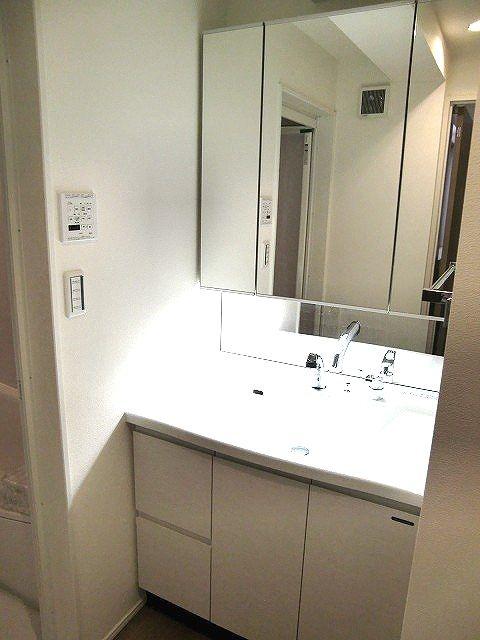 Wash basin, toilet. Example of construction