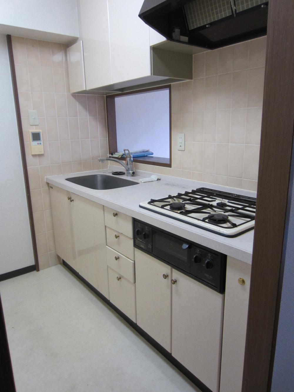 Kitchen. Easy-to-use 3-neck with gas stove (October 2013 shooting)
