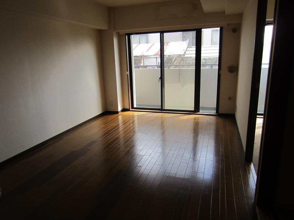 Living. A clean flooring in the living room (October 2013 shooting)