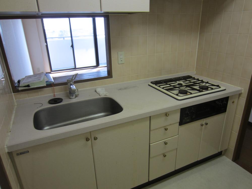 Kitchen. Face-to-face kitchen overlooking a living while working (October 2013 shooting)