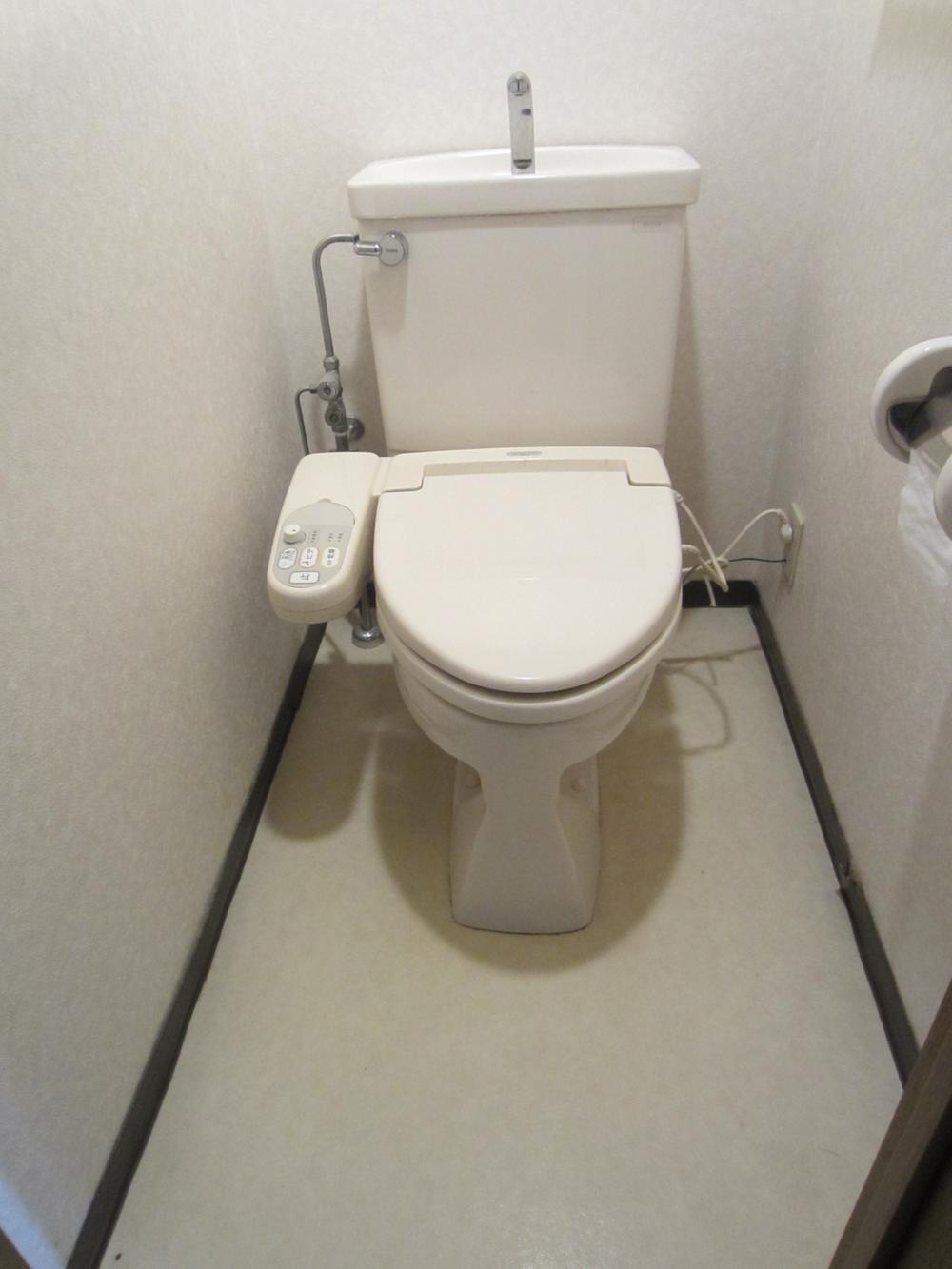 Toilet. Toilet with a clean feeling with a bidet (October 2013 shooting)