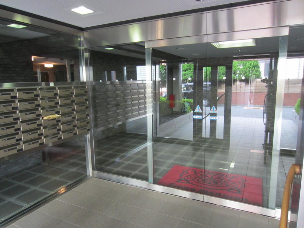 Entrance. Feeling of luxury that incorporates the external light from various angles Mansion ・ Entrance (2013 October shooting)