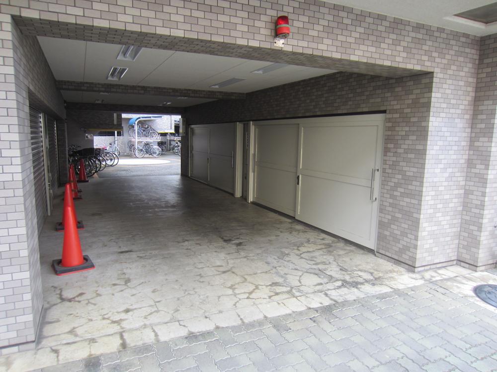 Other common areas. Sharing of garbage dump (put out from early morning until 22 o'clock. 2013 October shooting)