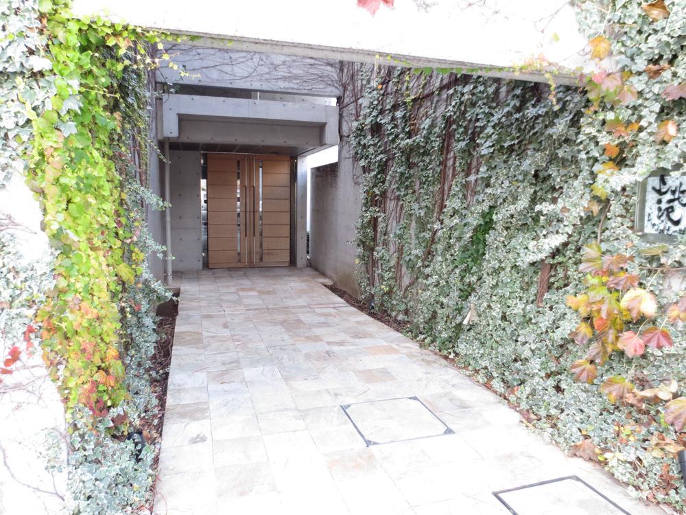 Entrance. Common areas