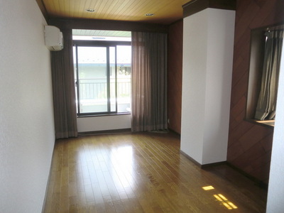 Living and room. 6.3 is the Pledge of Western-style