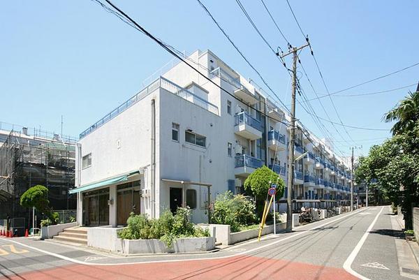 Local appearance photo. A quiet residential area