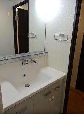 Wash basin, toilet. Wash basin