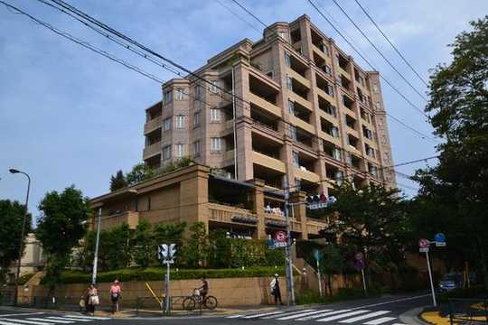Local appearance photo.  [Building appearance]  Located along the Setagaya street