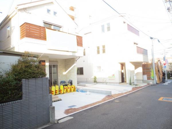 Local photos, including front road. (Local photo)