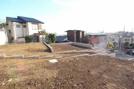Local photos, including front road. Because of terraced, Per yang is good. 