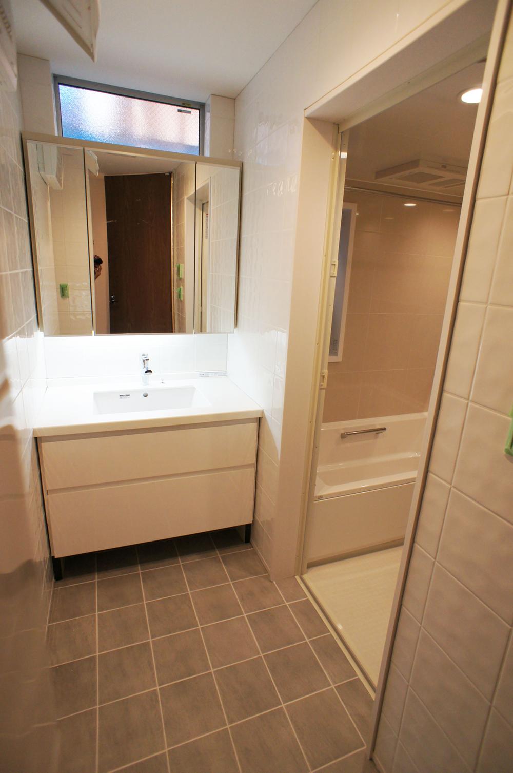 Wash basin, toilet. Indoor (11 May 2013) Shooting