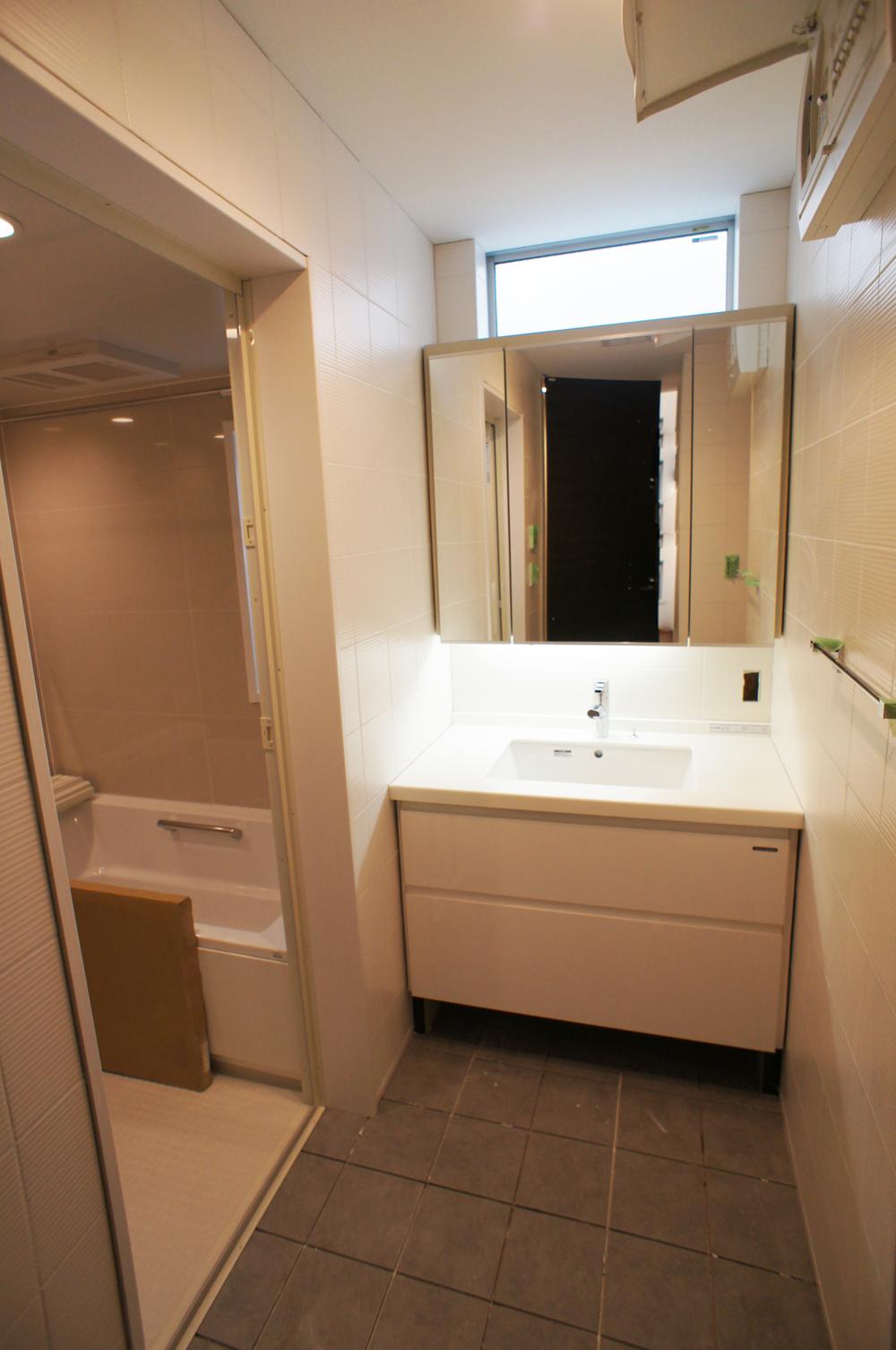 Wash basin, toilet. Indoor (11 May 2013) Shooting