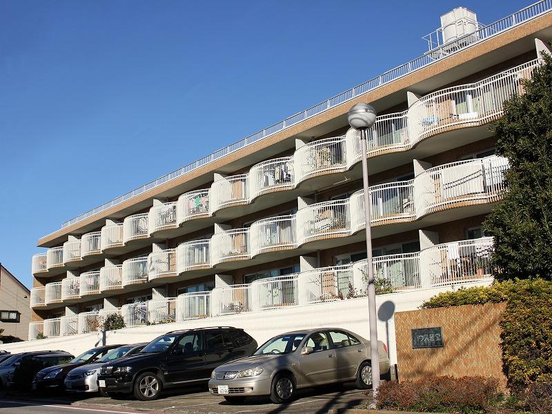 Local appearance photo. Characteristic balcony depicting a curve. Heisei large-scale repair end 25 years of the end of December.