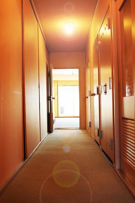 Non-living room. Since the corridor is one side of all storage, Our room Katazuki.