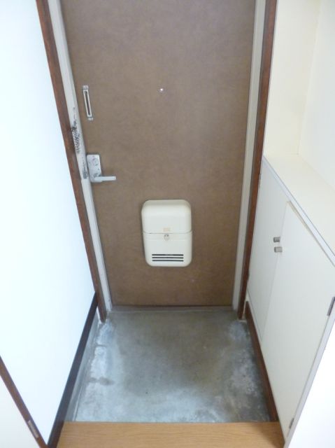 Entrance. There are shoe box