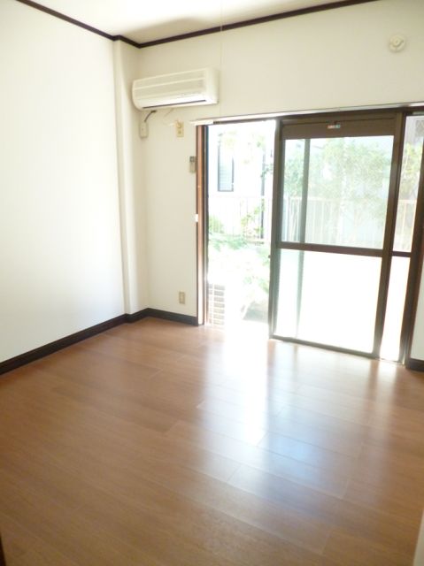 Living and room. Day is good