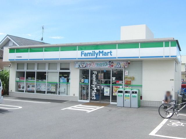 Convenience store. 1000m to Family Mart (convenience store)