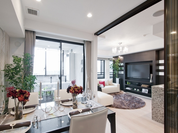 living ・ dining ・ Open space of about 15 tatami mats to fit the kitchen and Western (2). Rich sunshine from the south is also attractive (indoor photos all C type model room)