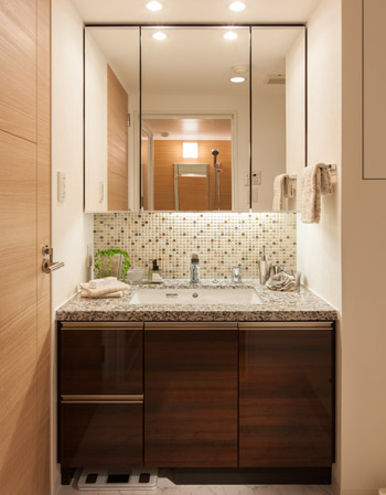 Bathing-wash room.  [bathroom] Adopt a three-sided mirror type mirror cabinet. Vanity that can be used to open the mirror is easy to be make-up, Large three-sided mirror type Kagamiura can also be used as a cabinet, such as cosmetic products.