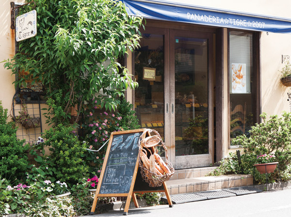 Surrounding environment. Panaderia TIGRE (about 700m ・ A 9-minute walk)