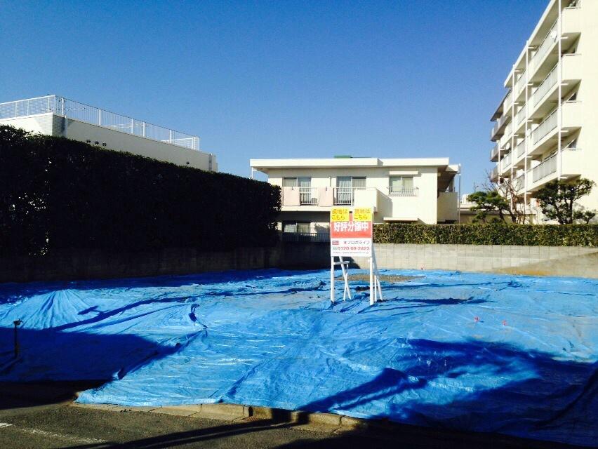 Local appearance photo. It uses natural solid wood flooring.