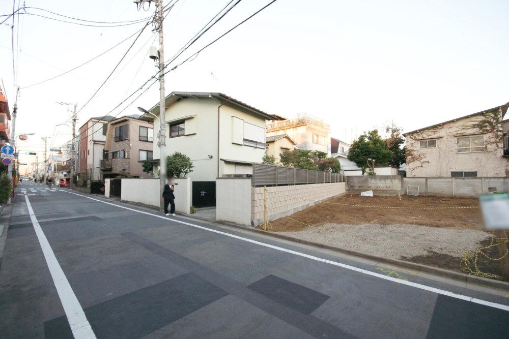 Local photos, including front road. Width of front road is 5.5m. Garage is also easy travel.