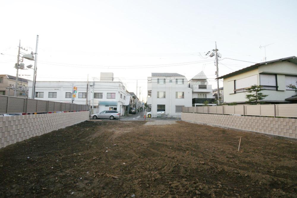 View photos from the local. It is the road direction of view. The surroundings are lush quiet residential area.