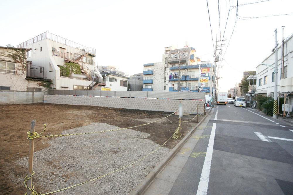 Local photos, including front road. High building coverage and the volume rate, You can effectively use the land.