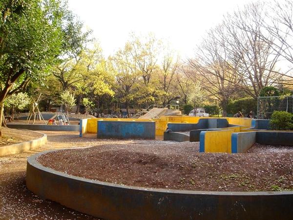 park. 700m until Hanegi park