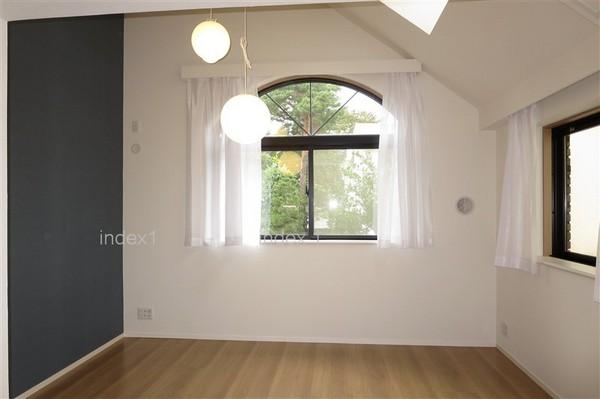 Living. Living with a feeling of opening with a high ceiling