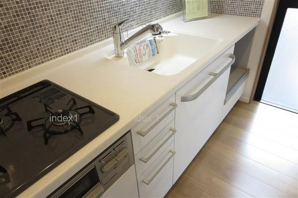 Kitchen. Hakadori you dishes in three mouth stove