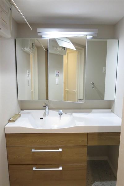 Wash basin, toilet. Washbasin there and glad shower