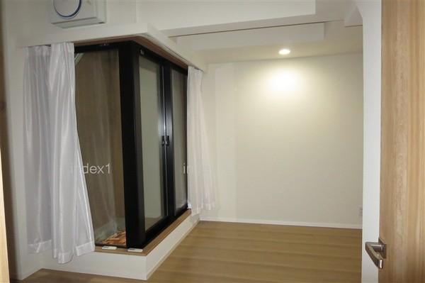 Non-living room. Western-style with a dry area