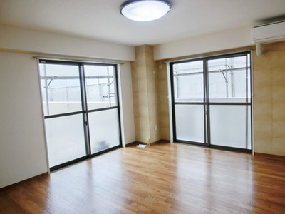 Living and room. The top floor angle room ・ Bright living room of the two-sided lighting