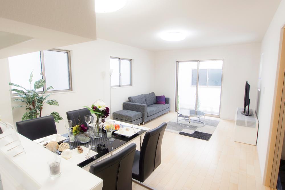 Living. Hot water type with under-floor heating! 