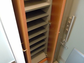 Entrance. Of abundant storage capacity shoes BOX