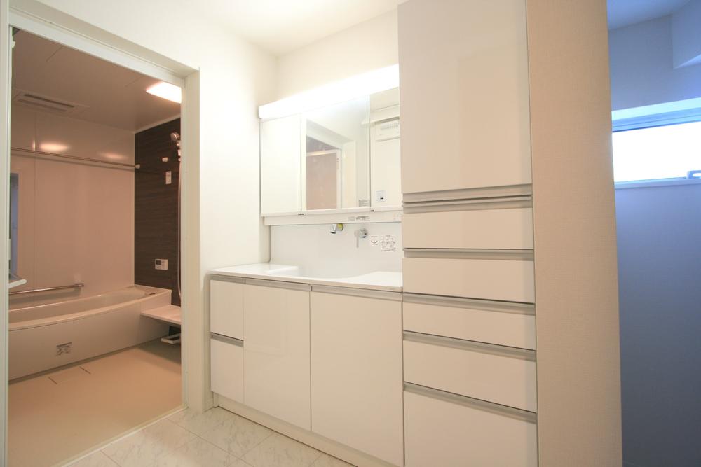 Wash basin, toilet. Powder Room